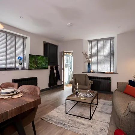 Spacious - Contemporary - - Parking Feriehus