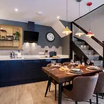 Spacious - Contemporary - - Parking