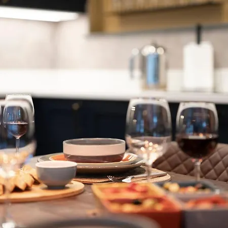 Spacious - Contemporary - - Parking *