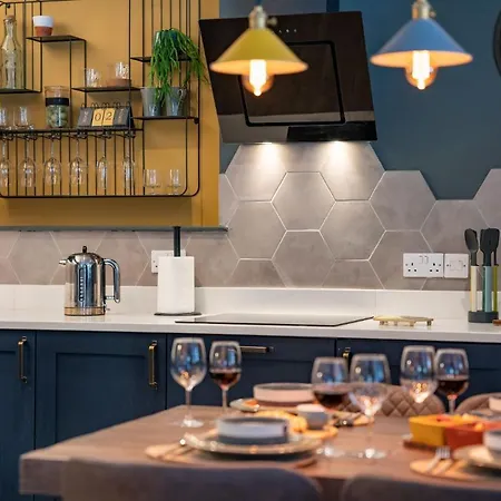 Spacious - Contemporary - - Parking