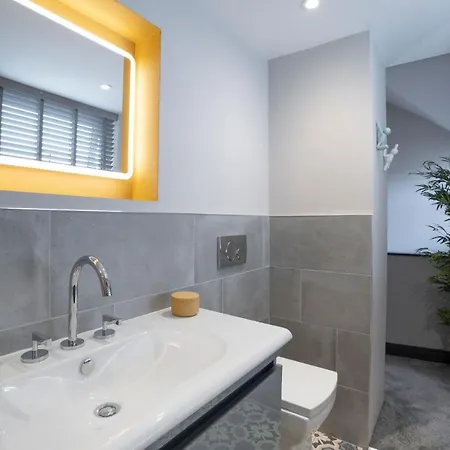 Ferienhaus Spacious - Contemporary - - Parking *