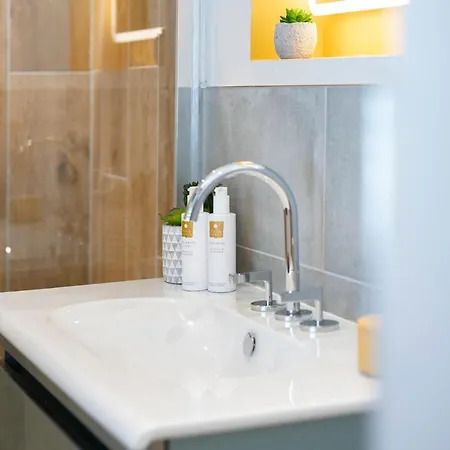 Holiday home Spacious - Contemporary - - Parking